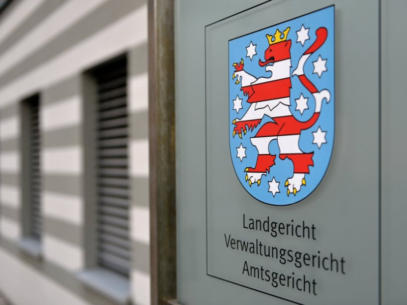 Eingangsschild des Justizzentrums Gera