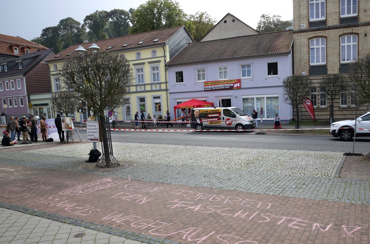 Demonstrationen vor der NPD-Zentrale in Eisenach. 