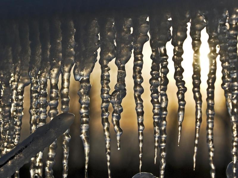 Eisregen überzieht Häuser mit dicken Eisschichten - und manchmal auch wunderschön anzusehenden Eiszapfen.