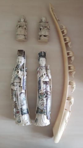 Diese geschnitzten Figuren aus Elfenbein fanden Spezialkräfte des Thüringer Landeskriminalamtes bei einer Razzia in Erfurt.