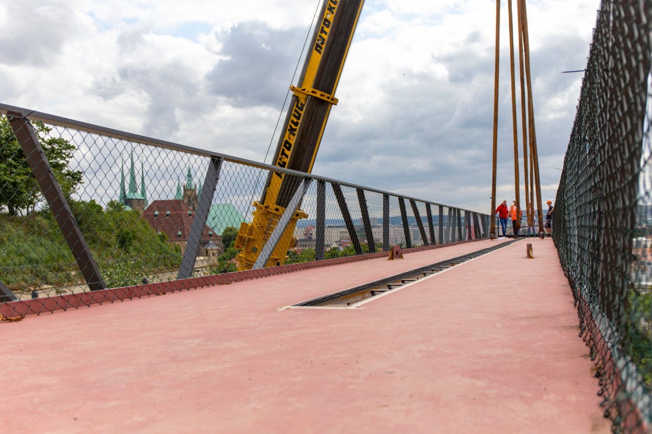 Der Blick auf dem ersten Segment der Mauerkronenbrücke.