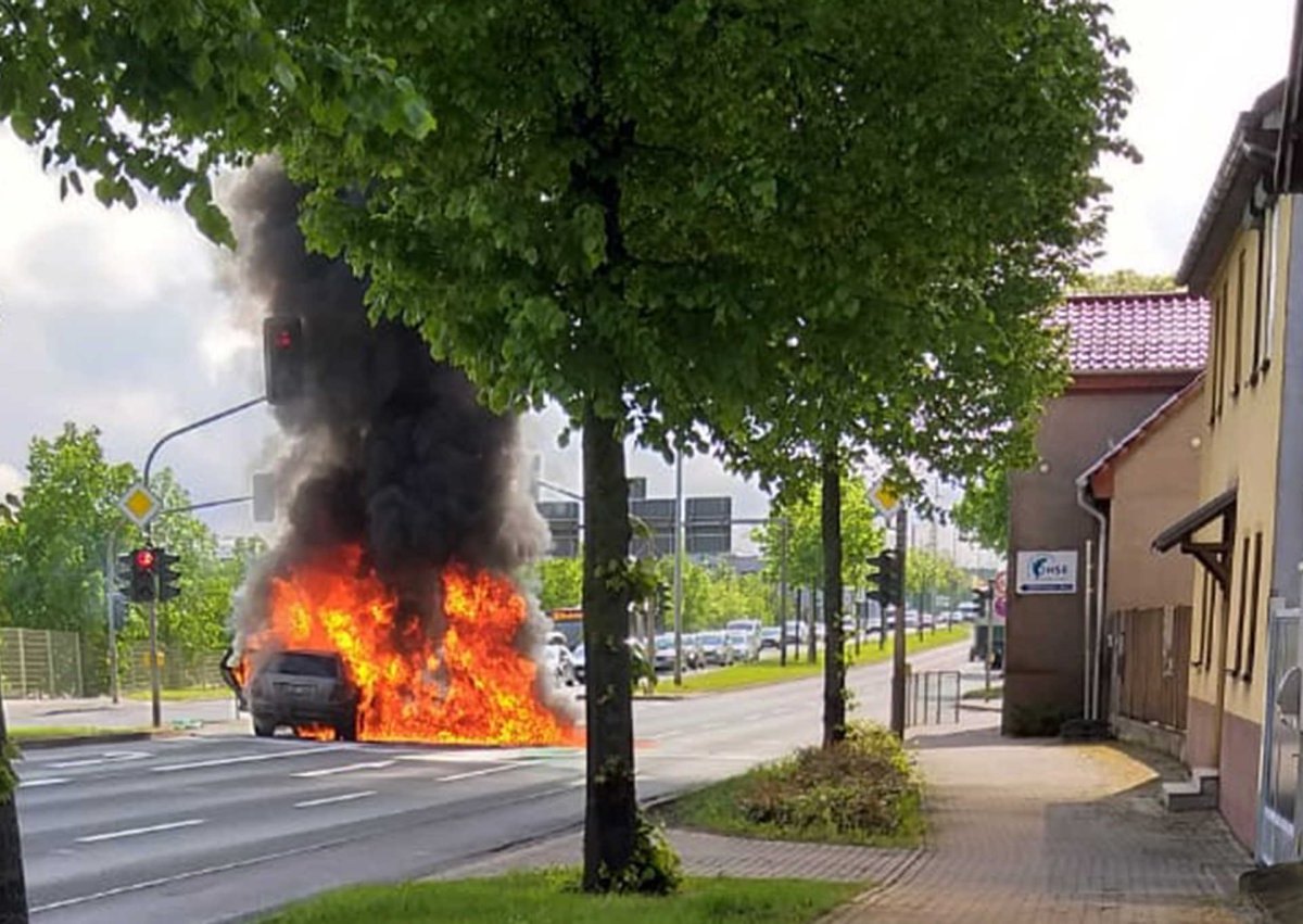 Erfurt Brand Mercedes steht in Flammen Auto Polizei Thüringen brennt