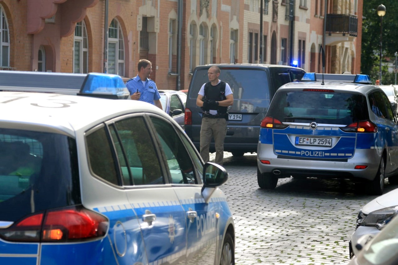 Polizisten stehen nahe des Boyneburgufers, wo der nach einer Messerattacke auf einen Passanten flüchtige Gewaltverbrecher zuvor gefasst worden ist.