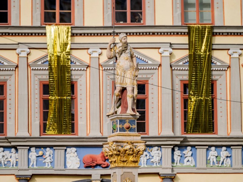 Erfurt Stadt leuchtet gold Aktion Rassismus Diskriminierung Gold Tag der Befreiung