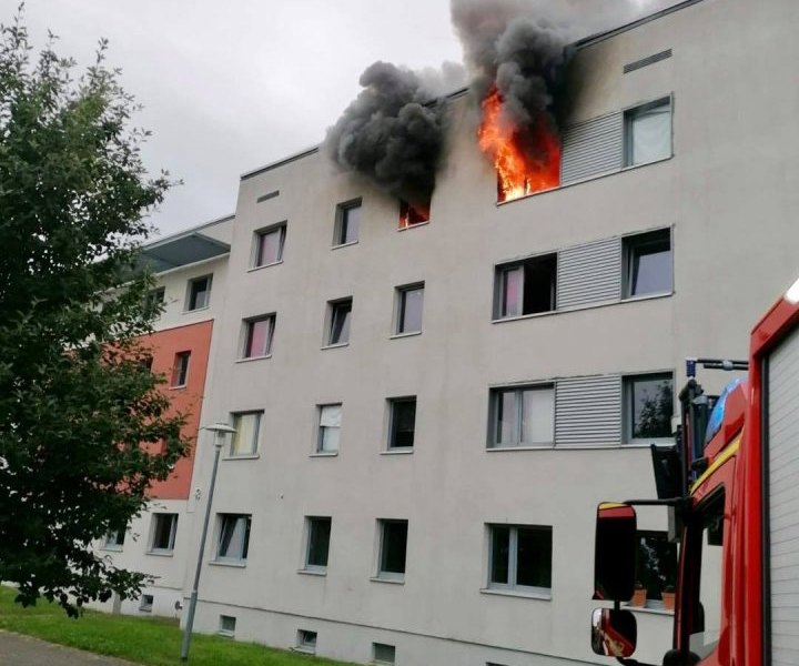 Feuer-Flüchtlingsunterkunft brennt.jpg