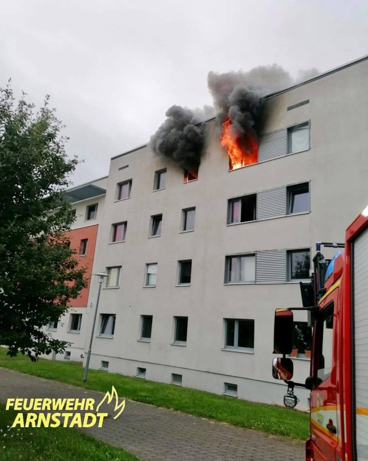 Feuer-Flüchtlingsunterkunft brennt.jpg