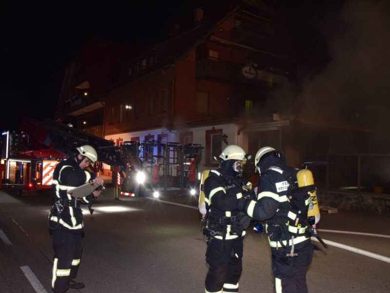 Feuerwehr evakuiert Gebäude