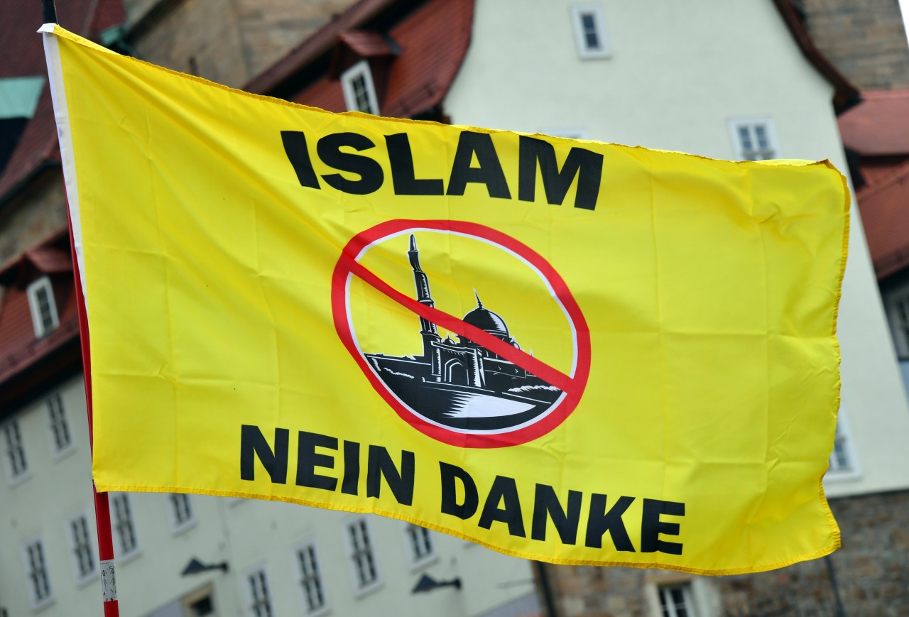 Anti-Islam-Flagge auf einer AfD-Kundgebung in Erfurt (Archivfoto)