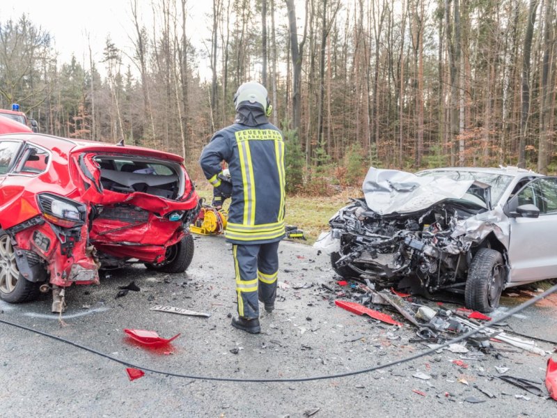 Frau stirbt bei Unfall auf B85