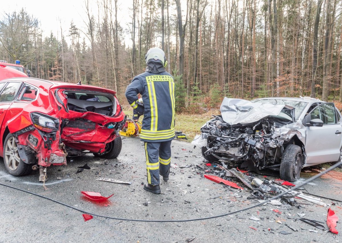 Frau stirbt bei Unfall auf B85