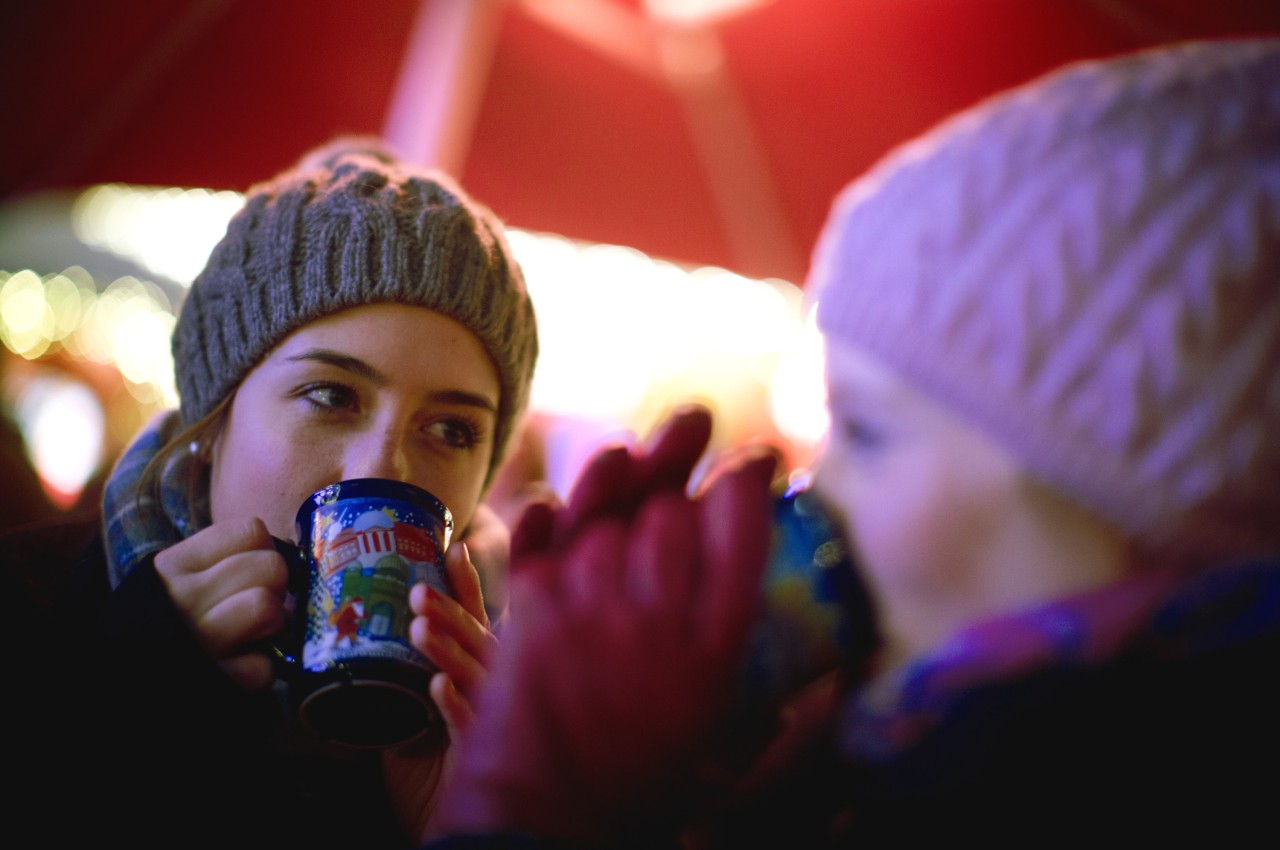 Auf dem Weihnachtsmarkt gibt es nicht nur Glühwein zu genießen.