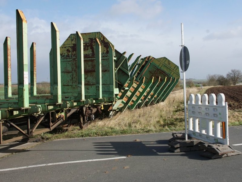 Güterwaggons umgekippt