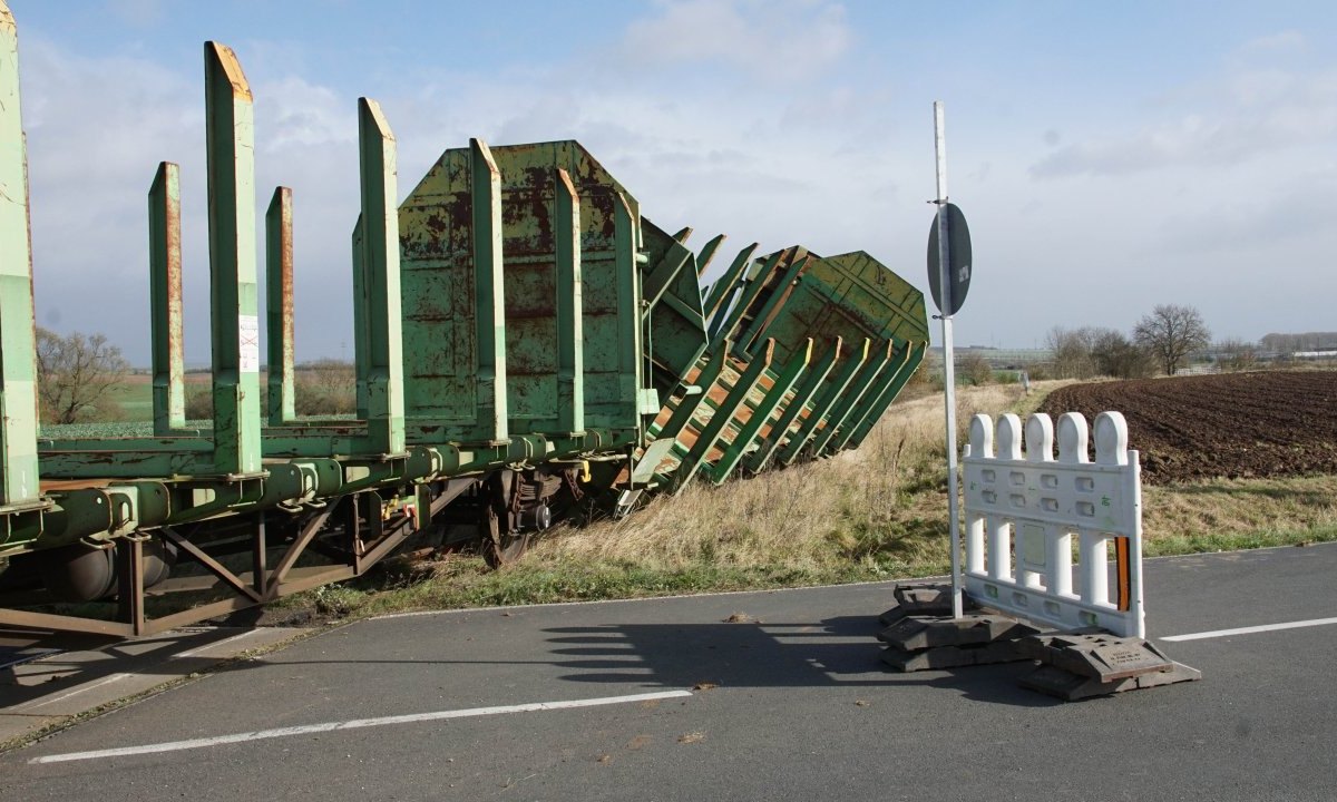 Güterwaggons umgekippt