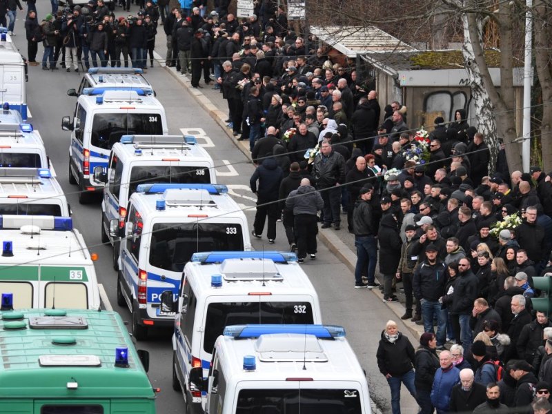 Hooligan Chemnitz Polizei Beerdigung (1).jpg