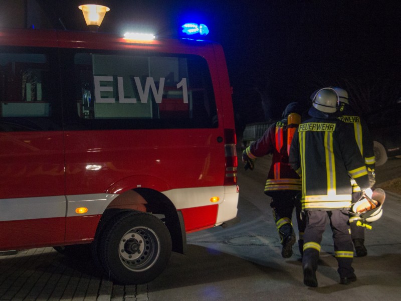 Beim Brand eines Wohnhauses im Saale-Orla Kreis ist ein 41 Jahre alter Feuerwehrmann bei Löscharbeiten verletzt worden. Er war am späten Montagabend auf einer Eisfläche ausgerutscht, wie die Polizei mitteilte. 