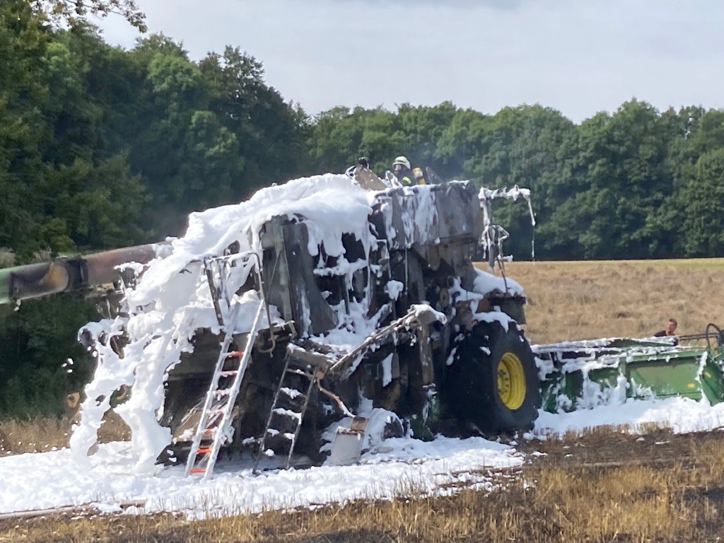 Thüringen: Die Feuerwehr löschte den Brand mit einer Menge Schaum. 