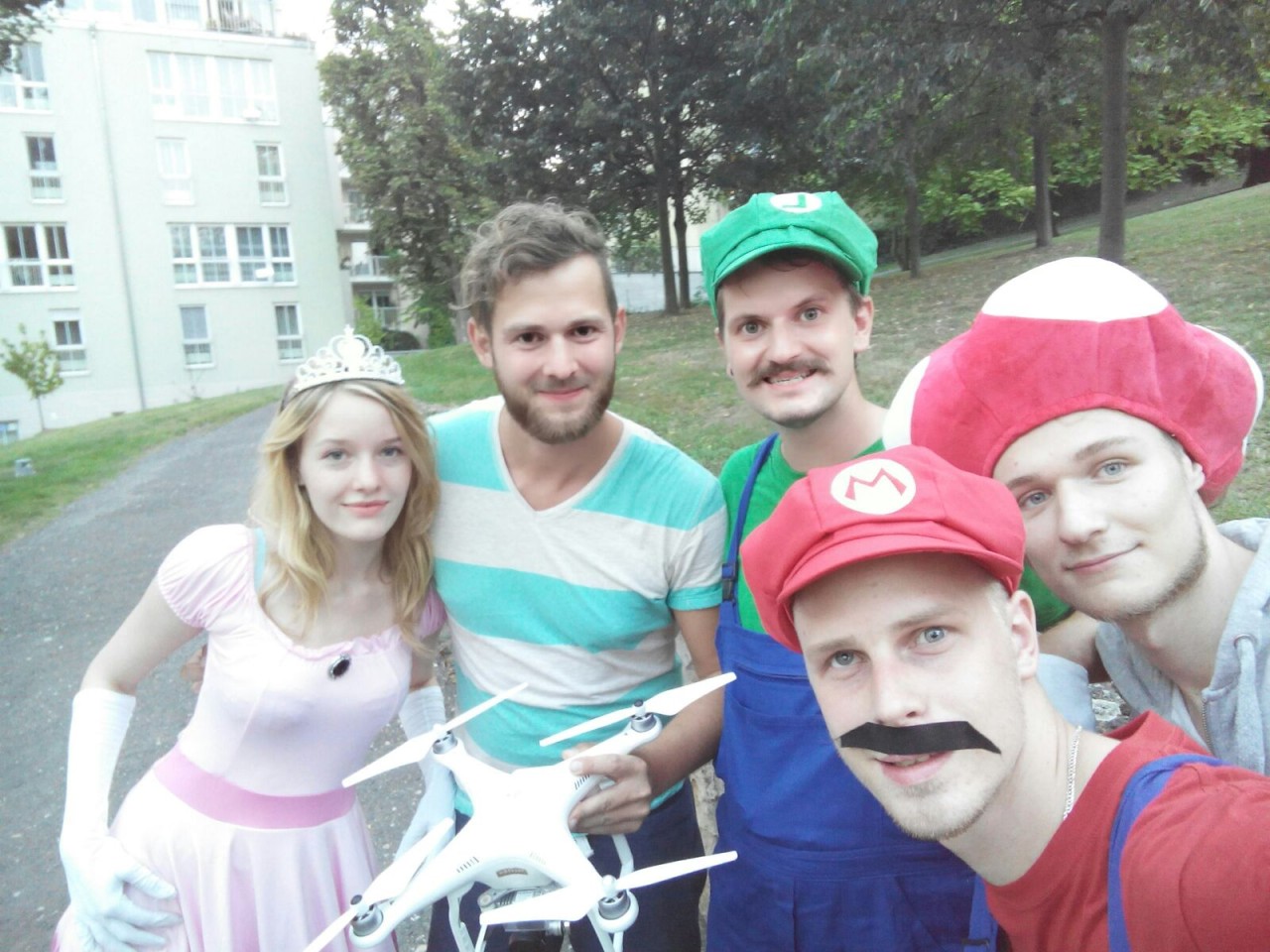 Das gesamte Team vor und hinter den Kameras, von links: Peach (Jule), David Schöppe, Luigi (Michael Neumeister), Mario (Pali), Toad (Borschti)