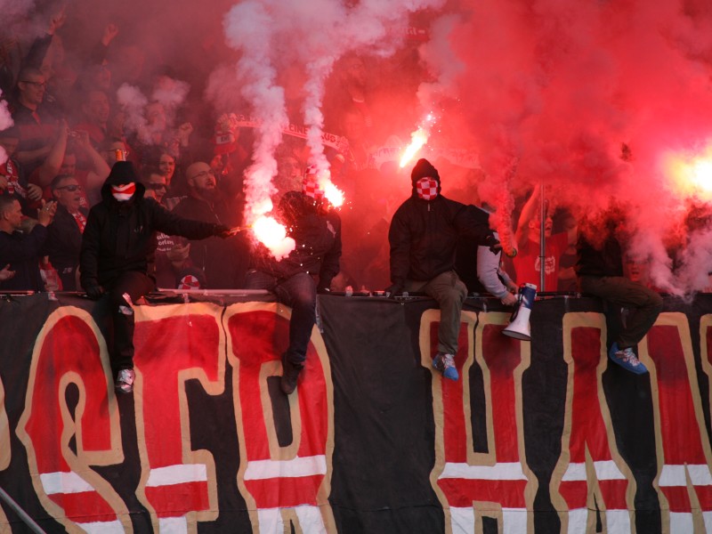 RWE-Fans zünden am 9. September 2017 Pyrotechnik beim Thüringenderby gegen FC Carl Zeiss Jena.