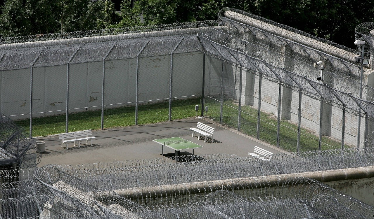 Tischtennisplatte hinter Stacheldraht in der Untersuchungshaftanstalt in Gera. (Archivfoto)