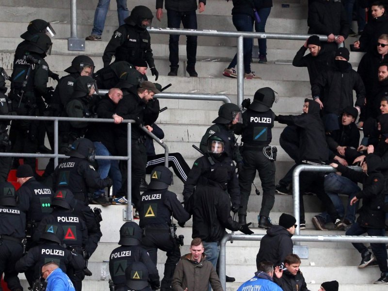 KH0402AusschreitungenRWEFSV03.jpg