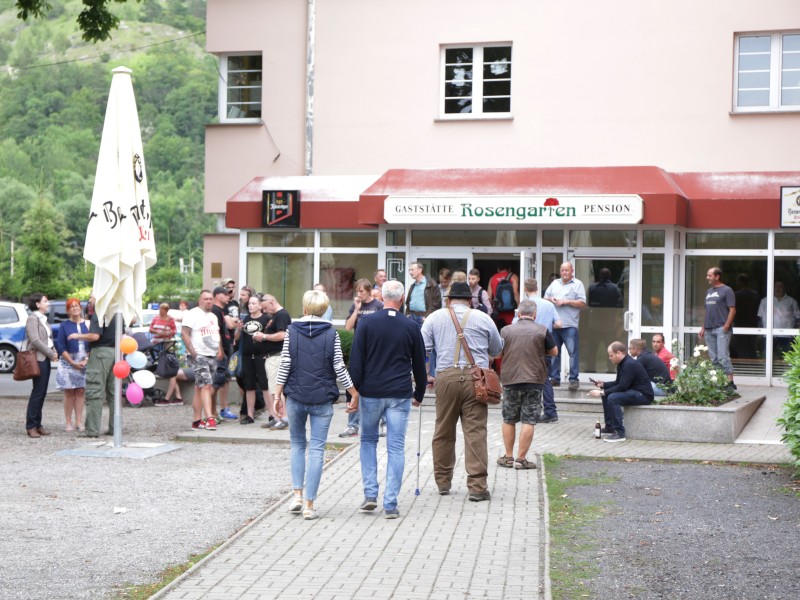 Teilnehmer der AfD-Veranstaltung in Kahla gehen in den Rosengarten.