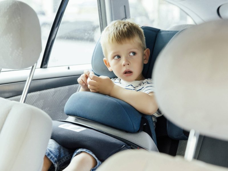 Kindersitz Auto Kind Junge.jpg
