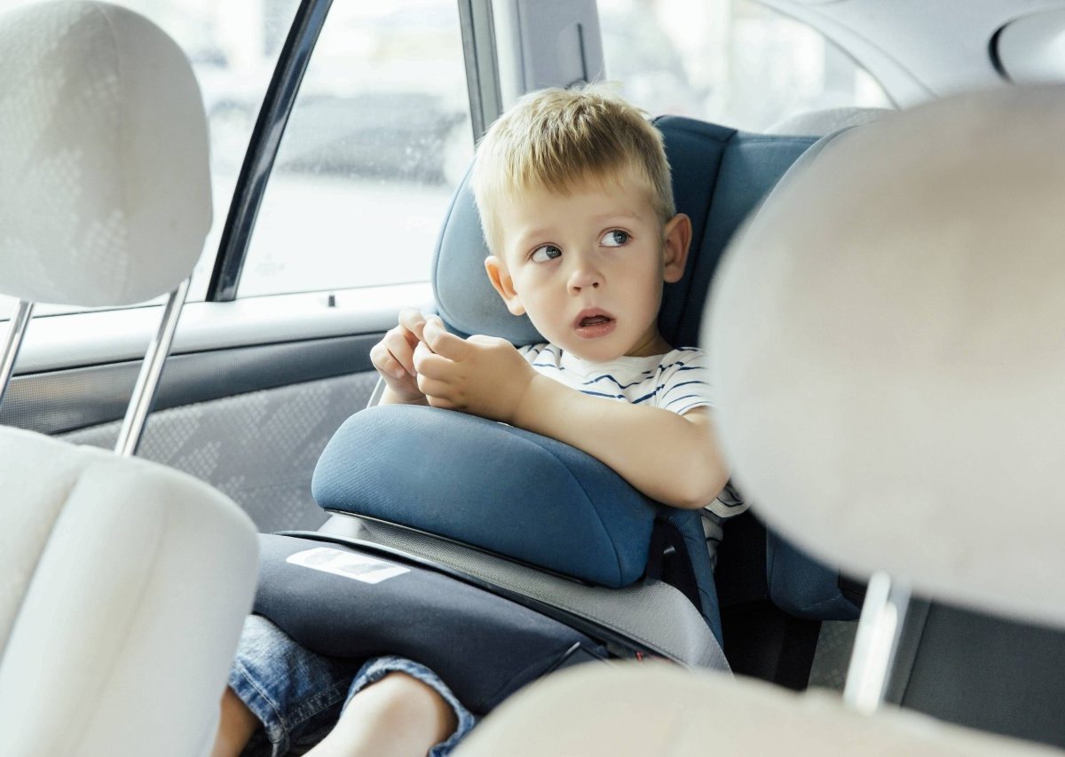 Kindersitz Auto Kind Junge.jpg