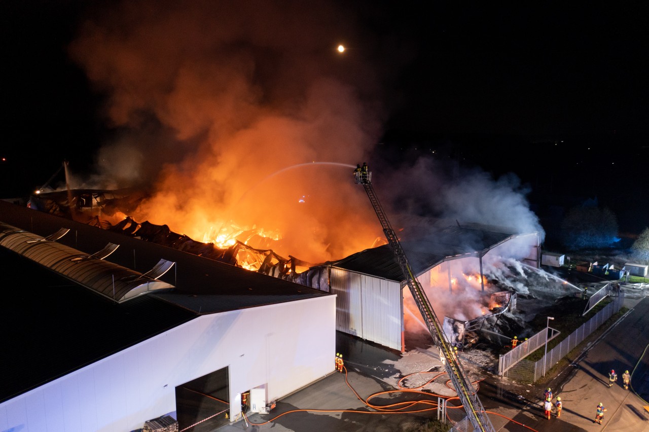 Eine Werkhalle in Eisfeld in Thüringen stand in Vollbrand am späten Donnerstagabend. 