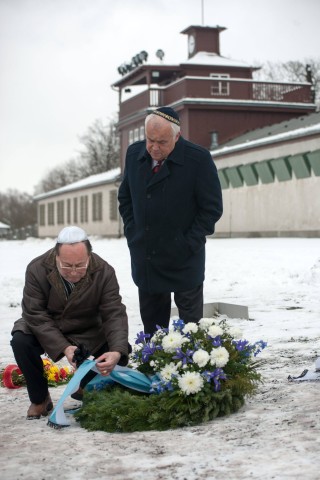 Gedenkstätte Buchenwald: Reinhard Schramm und sein Stellvertreter Ilja Rabinovitch legen einen Kranz nieder. Schramm zeigt sich im Gespräch mit Thüringen24 besorgt angesichts des Wahlergebnisses der AfD. 