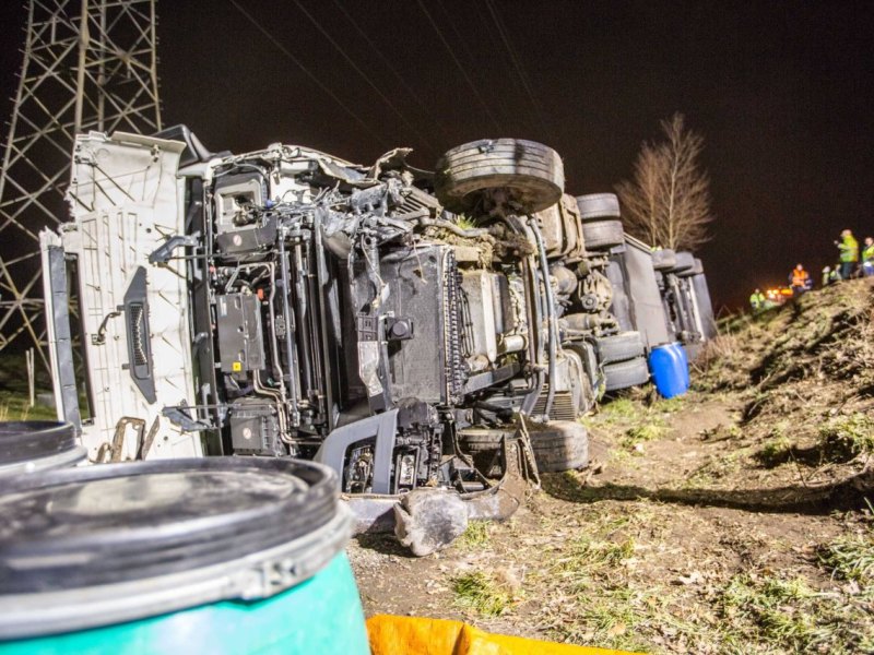 Lastwagen auf rechte Fahrzeugseite gekippt