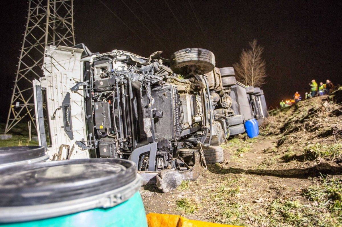 Lastwagen auf rechte Fahrzeugseite gekippt