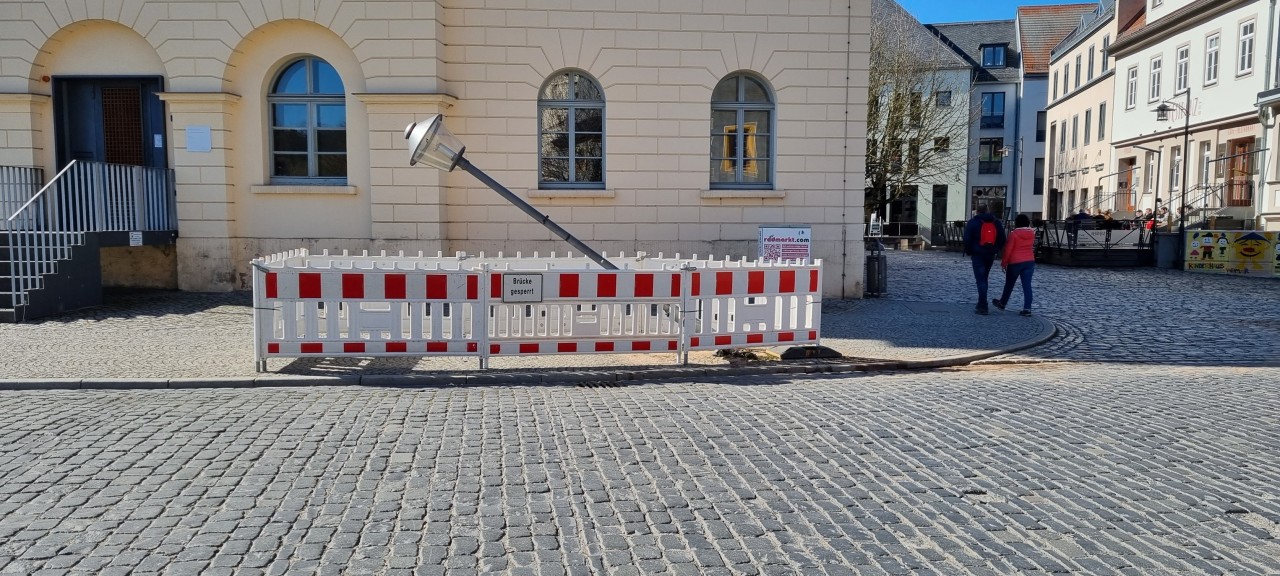 Die abgesperrte Laterne auf dem Burgplatz in Weimar sorgt für gute Laune in der Stadt. 