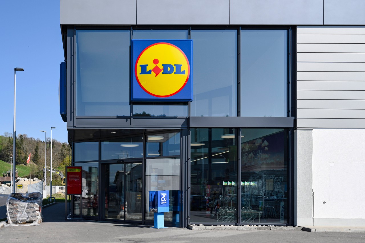 Durch den Eingang einer Lidl Filiale in Eisenach verschwand das Diebespaar. (Symbolbild)