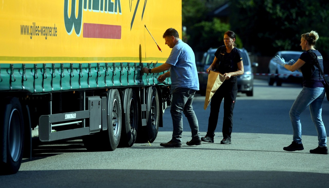 Unbekannte Täter haben in der Nacht zum Freitag geparkte Lkws auf Raststätten der A4 beschädigt. (Symbolbild)