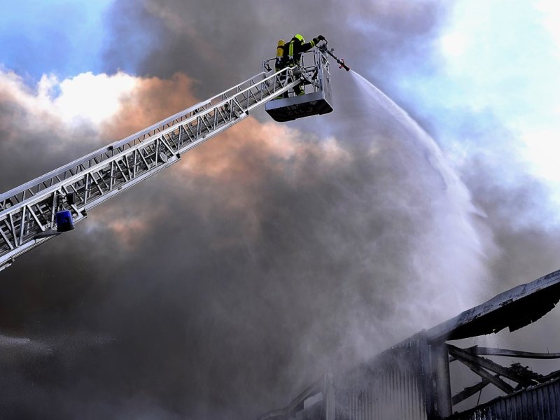 Löscharbeiten bei Brand