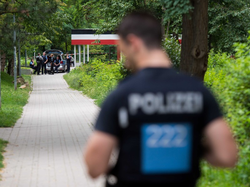 Mit Unterstützung des SEK hat die Erfurter Polizei am Dienstagabend (05.09.2017) eine Wohnung am Herrenberg durchsucht. In welchem Kontext die Kripo hier ermittelte ist noch unklar (Stand 20.30 Uhr). (Fotos: Marcus Scheidel)