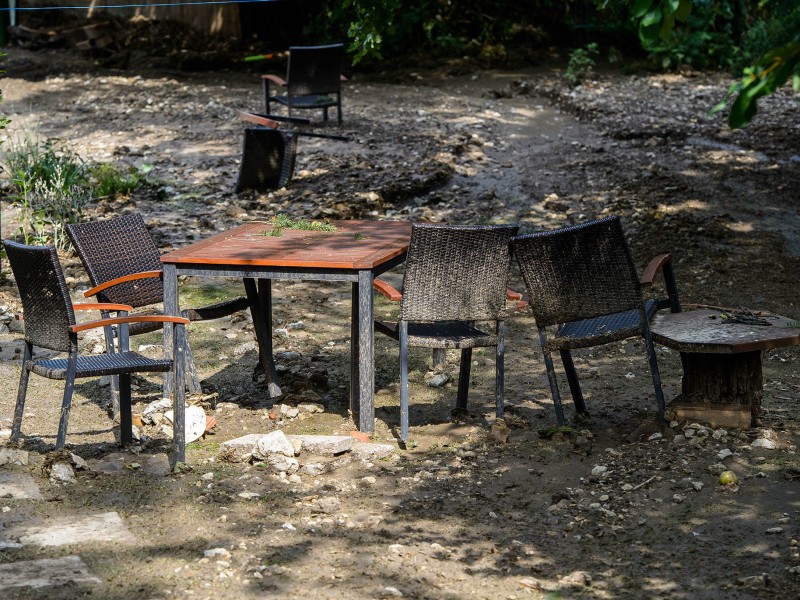 Eine Schlammlawine hat sich durch Tiefurt, einen Ortsteil von Weimar, gewälzt. Das Erdreich hatte sich am Freitagabend (17.08.2018) gelöst, als ein schweres Unwetter über die Region zog. Ein kurzer, aber heftiger Starkregen spülte das Material von einem Feld durch mehrere Grundstücke. Am Tag danach machten sich die Anwohner an die Aufräumarbeiten. Das Unwetter hatte auch an anderen Stellen in Weimar für Schäden gesorgt. So stürzte in der Innenstadt in einer Wohnung durch Wassereinbruch eine Zimmerdecke ein; von Bäumen brachen viele Äste ab, in einen davon fuhr ein Linienbus. Der Park an der Ilm sowie die Parks in Tiefurt und Belvedere wurden gesperrt.