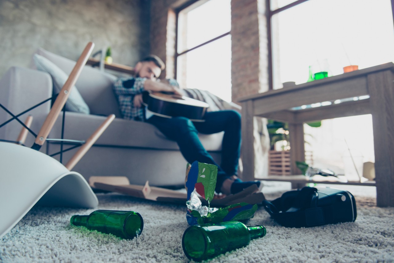 Eigentlich wollte ein Mann aus Hermsdorf einen ruhigen Abend zu Hause mit ein bisschen Alkohol genießen – dann schlug seine Partnerin mit einem Brotmesser auf ihn ein. (Symbolbild)