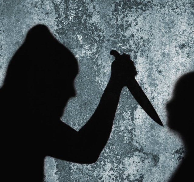Messer, Angriff, Attacke, Messerstecherei, Überfall, Raub, Gewalt, Mann, Frau, Bedrohung, bedroht, Blaulicht, Polizei, Räuber, Täter, Symbol, Symbolfoto, Symbolbild