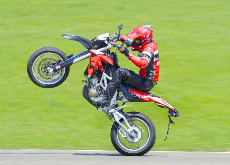Motorradfahrer Hochstart