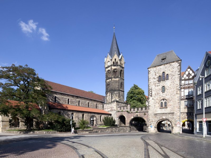 Nikolaikirche und Nikolaitor am Karlsplatz in Eisenach