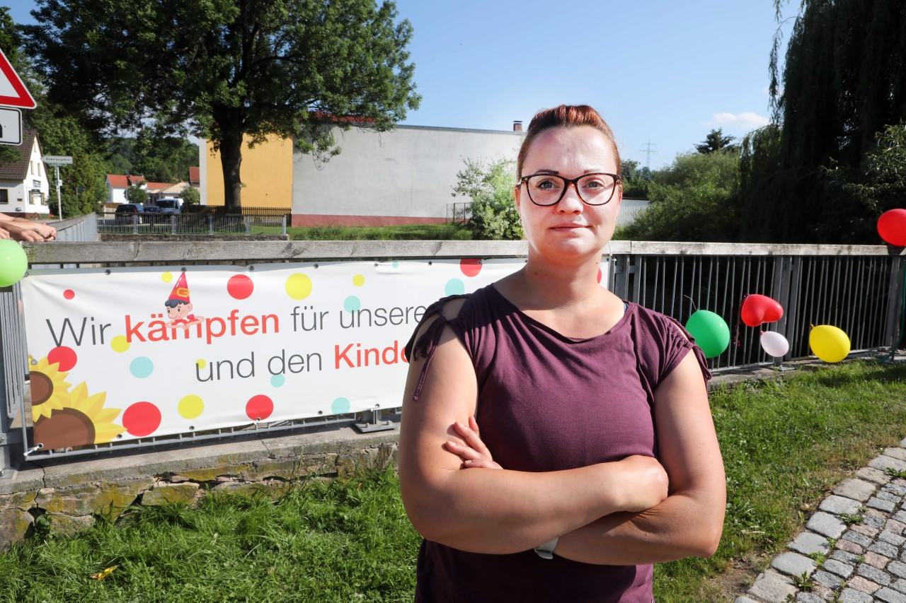 Elternsprecherin Marlen Schiller steht am Eingang zum Kindergarten Zwergenland. 