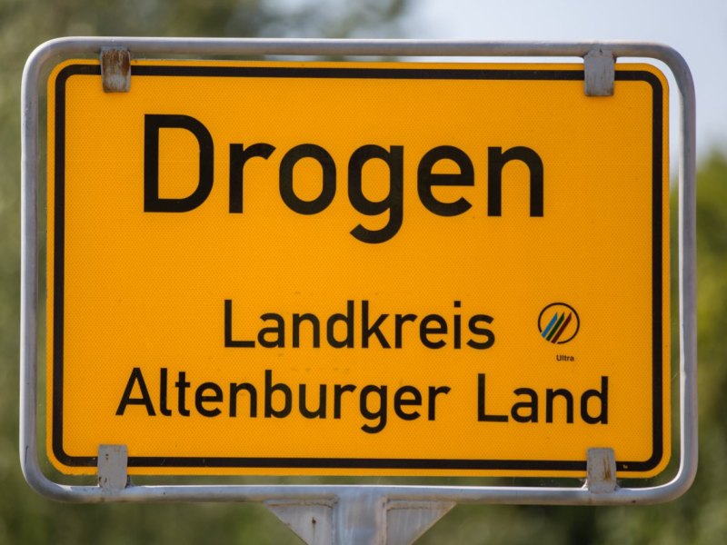 Ortseingangsschild von Drogen