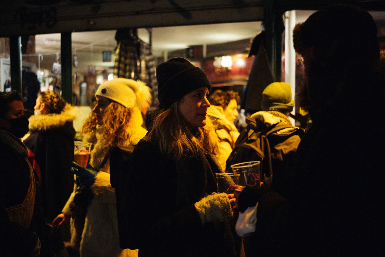 Über 100 Party-People treffen sich zum Feiern nachts auf der Meienbergstraße in Erfurt. (Archivbild)