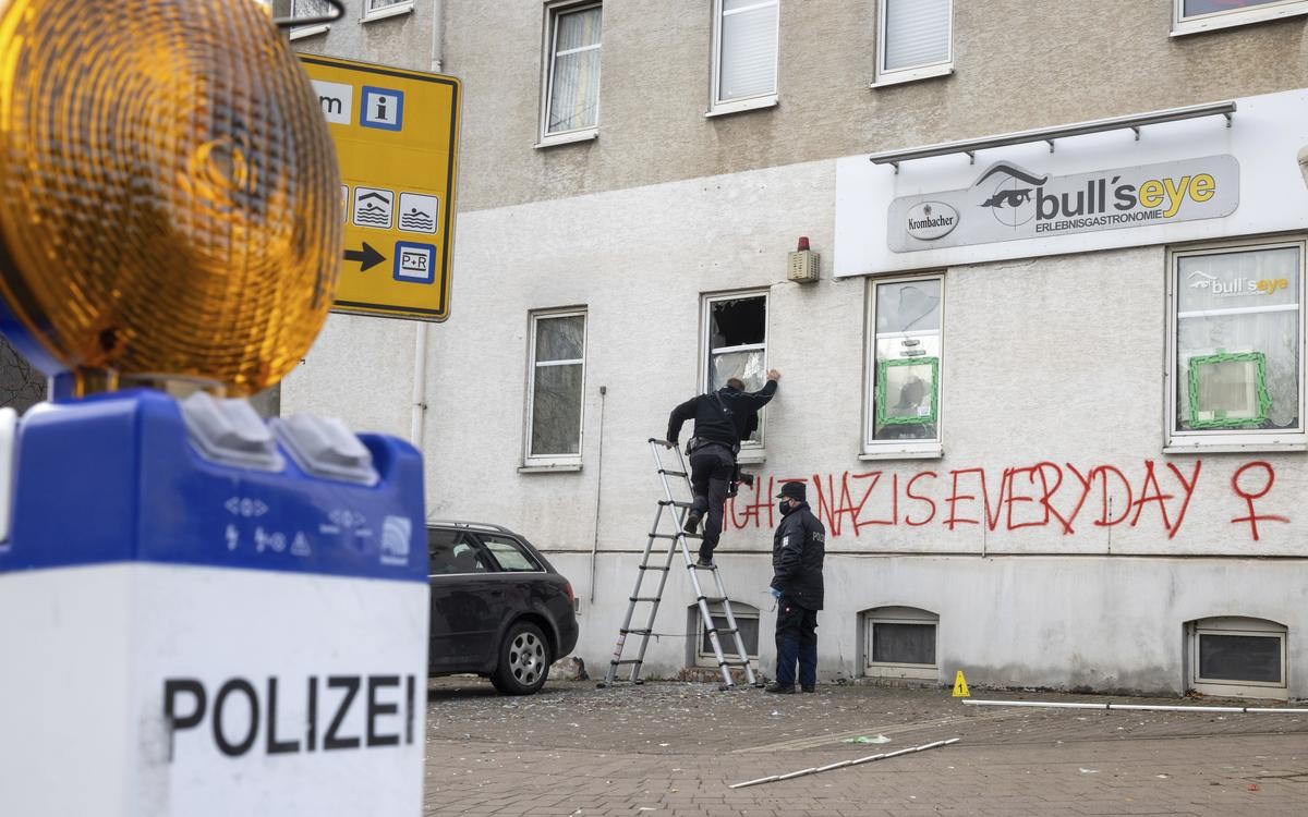 Polizisten untersuchen ein Haus, in dem es zu einer Explosion gekommen war. 