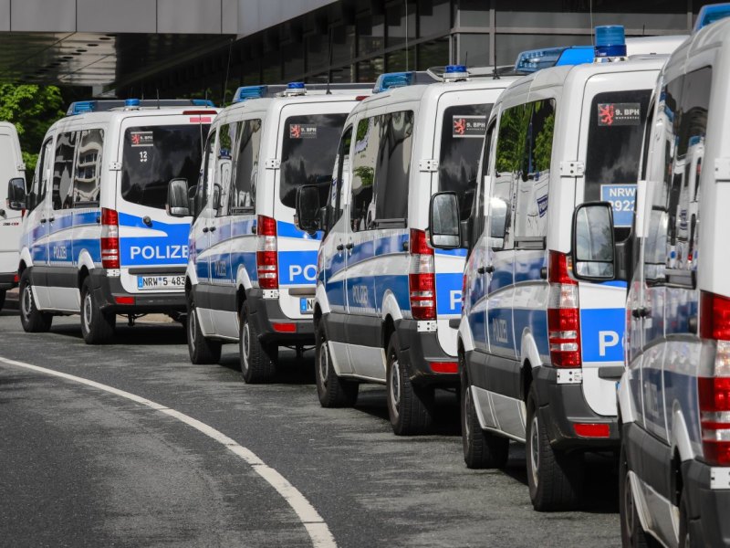 Polizei Großeinsatz Sixpack