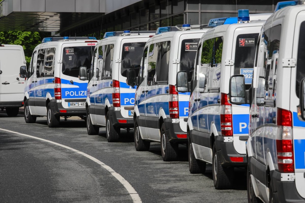 Polizei Großeinsatz Sixpack