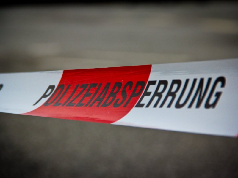 Polizei, Polizeiabsperrung, absperren, Zutritt verboten, Absperrung, Blaulicht, Symbol, Symbolfoto, Symbolbild