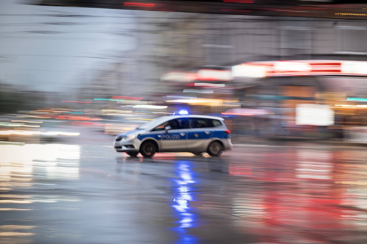 Die Polizei musste mit mehreren Streifenwagen zum gericht ausrücken!