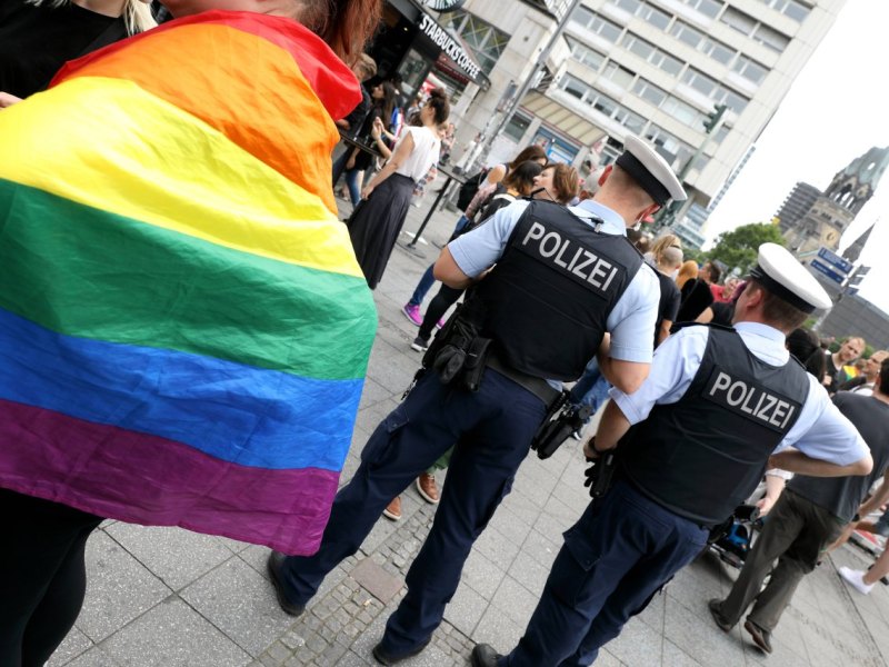 Polizei und Regenbogenflagge
